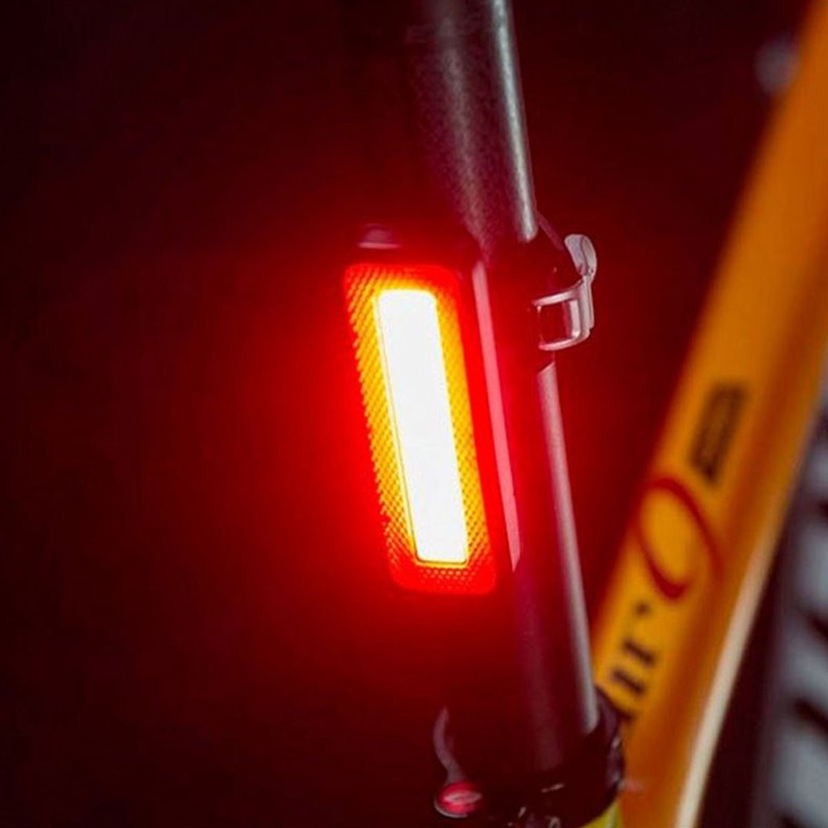 Luz Led Trasera Knog Blinder Mob V Mr Chips USB - Imagen 3